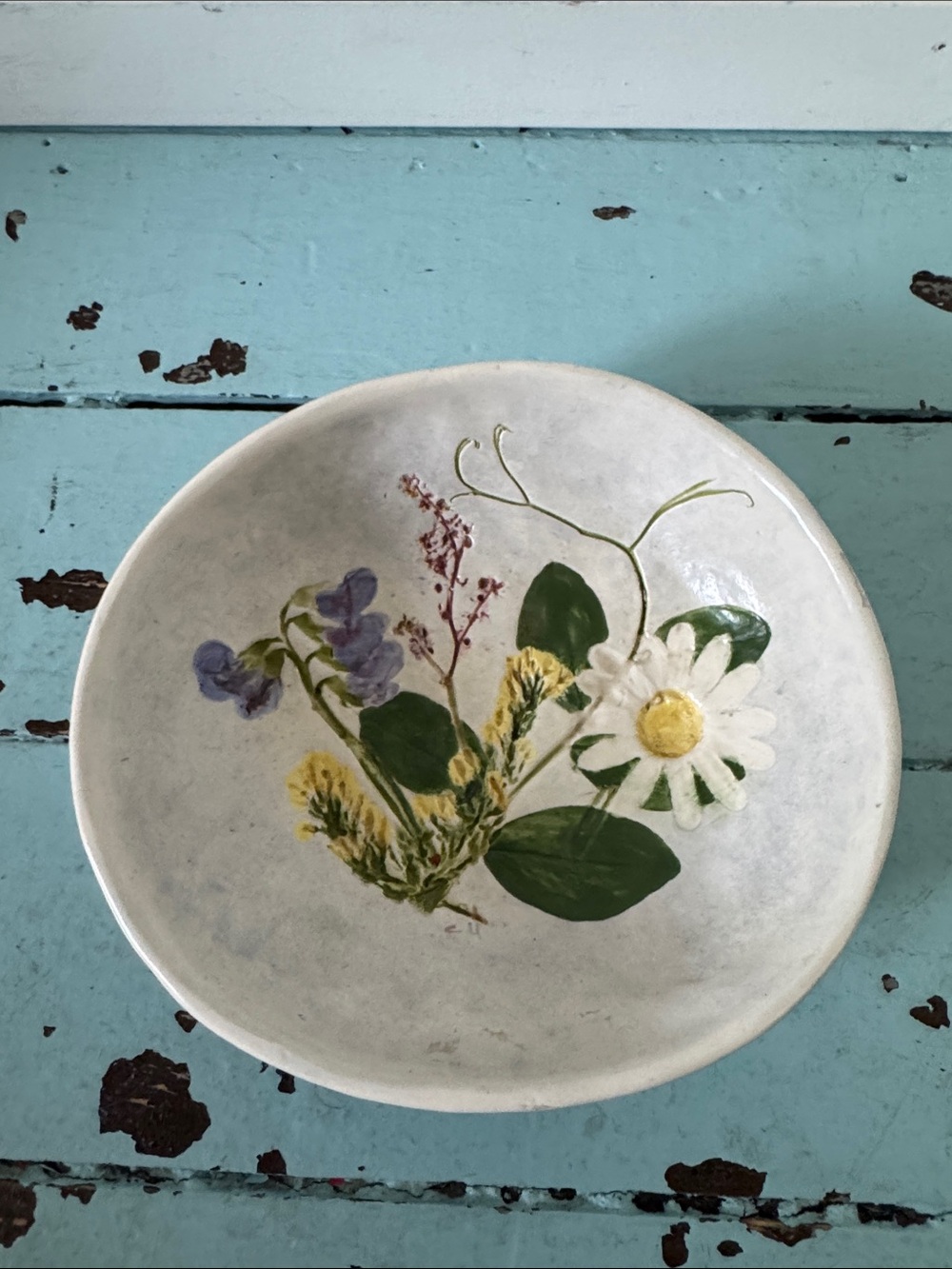 VSALT MARSH POTTERY~Vintage Impressed 7 1/4” Bowl~Beach Pea Daisy ~Dartmouth, MA
